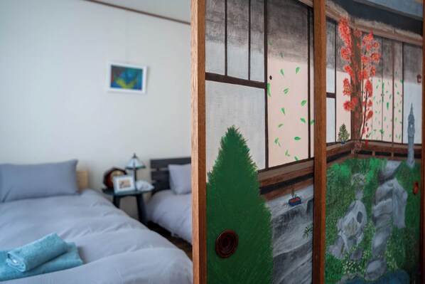 Un dormitorio con una cama, una mesita de noche y un cuadro en la pared.