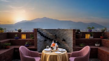 Deluxe Twin Room | Minibar, in-room safe, desk, laptop workspace