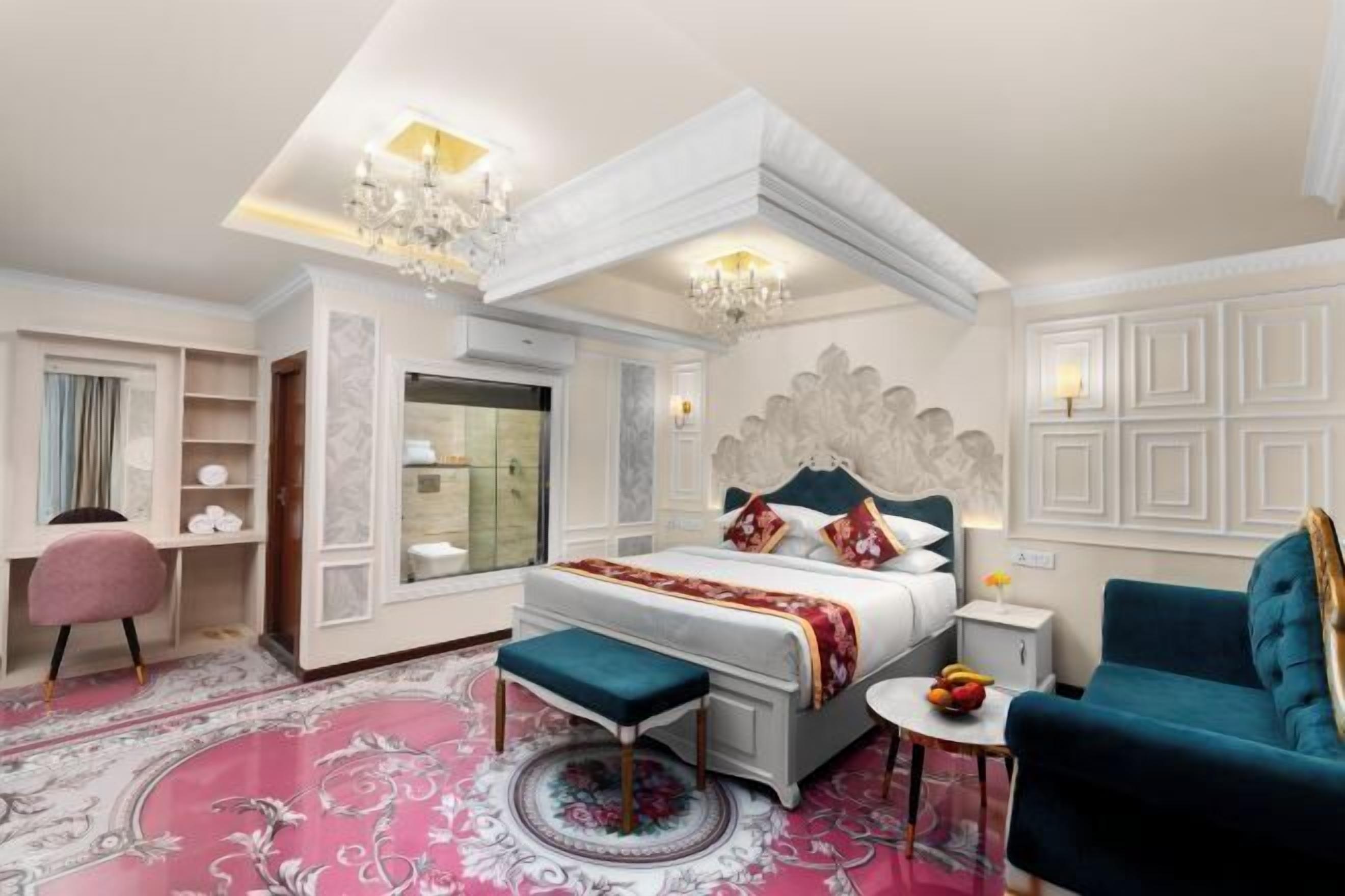 Minibar, Zimmersafe, Schreibtisch, laptopgeeigneter Arbeitsplatz