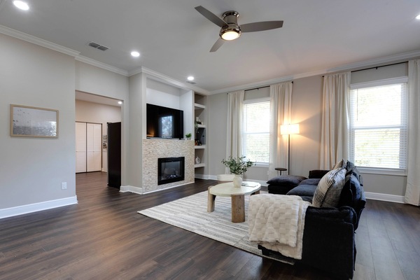 Téléviseur connecté, foyer, table de baby-foot