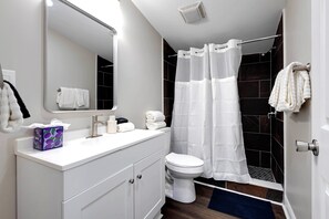 Douche, baignoire à jets, sèche-cheveux, serviettes fournies