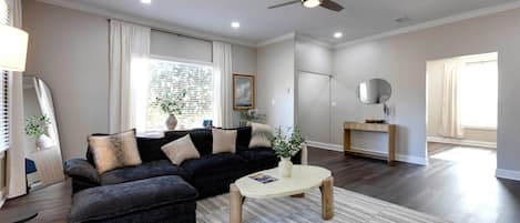 Smart TV, chimenea y futbolito
