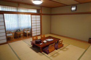 Habitación de estilo japonés, para no fumadores (No Bathtub or Shower, Free Wi-Fi) | Cortinas blackout y wifi gratis 