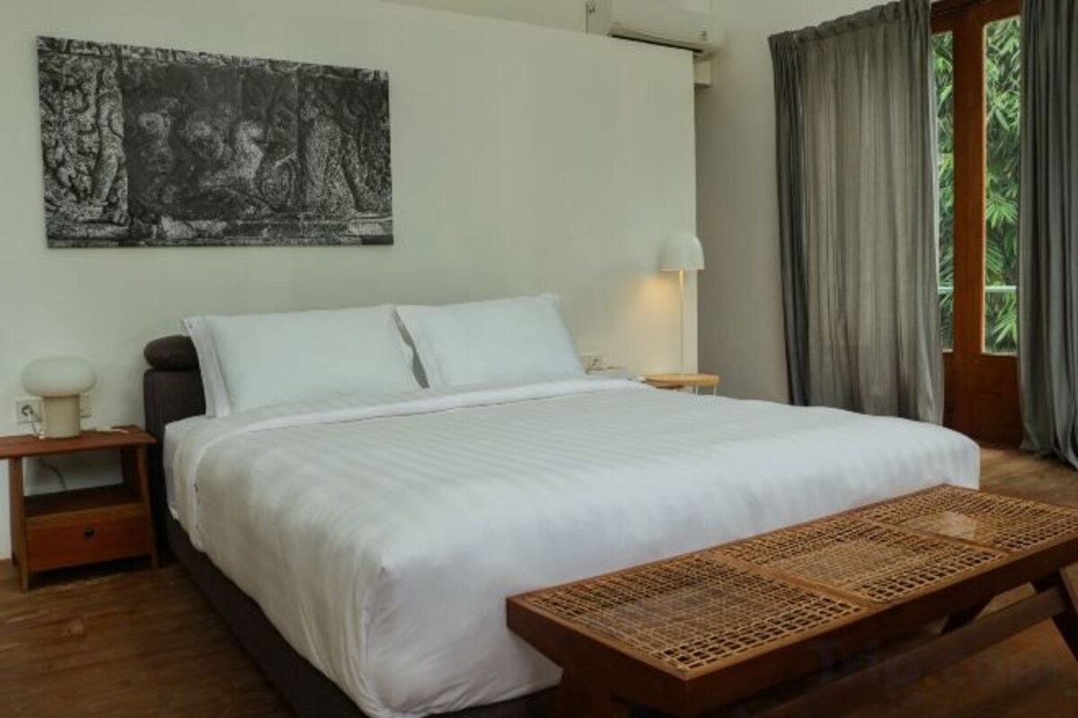 In-room safe, WiFi (free), bed sheets