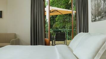 Suite Junior, balcon | 1 chambre, coffres-forts dans les chambres, Wi-Fi gratuit, draps fournis