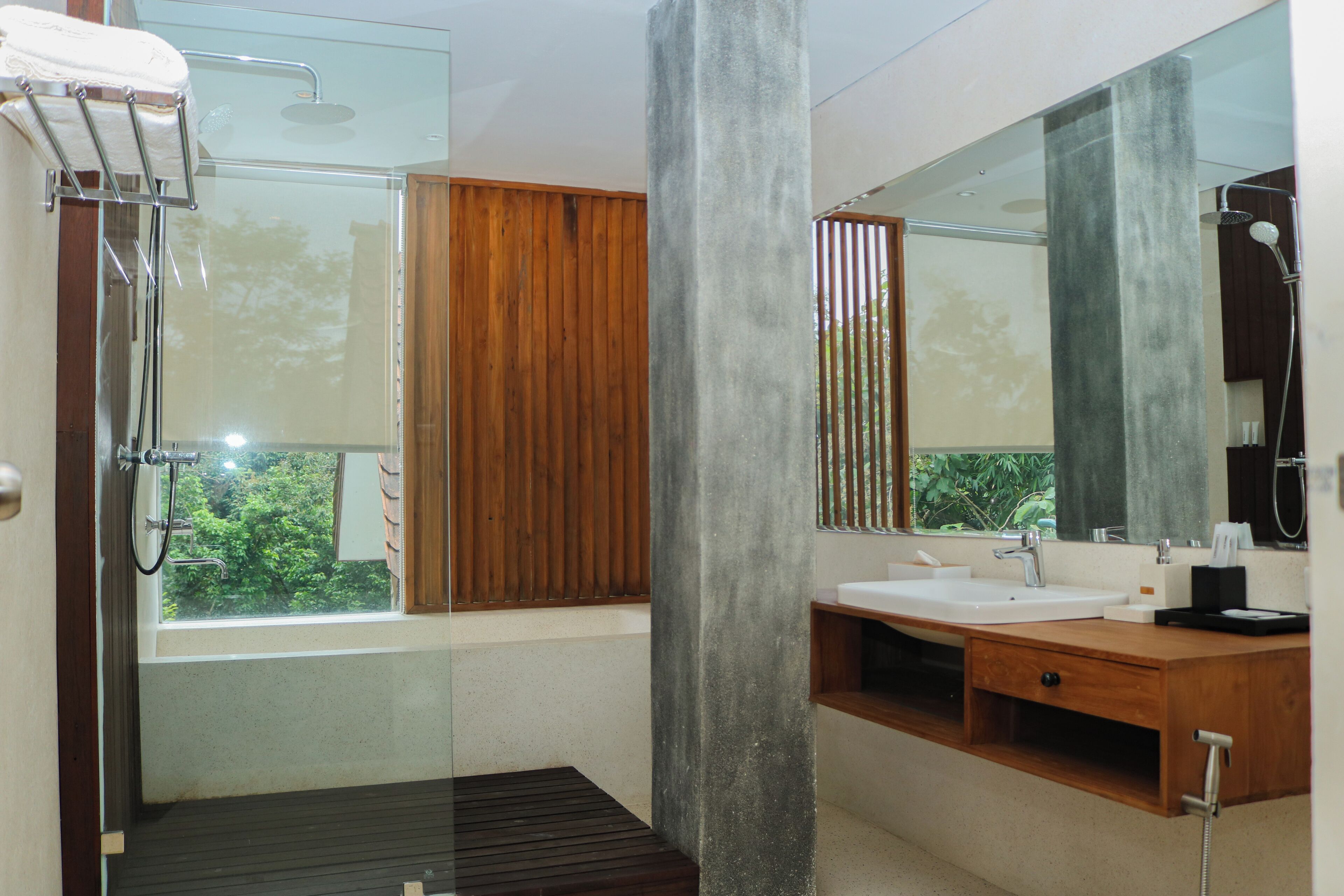 Suite junior, vistas al jardín | Baño | Secador de pelo, zapatillas, bidé y toallas