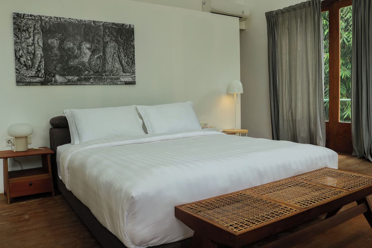 Junior Suite, Balcony | 1 bedroom, in-room safe, free WiFi, bed sheets