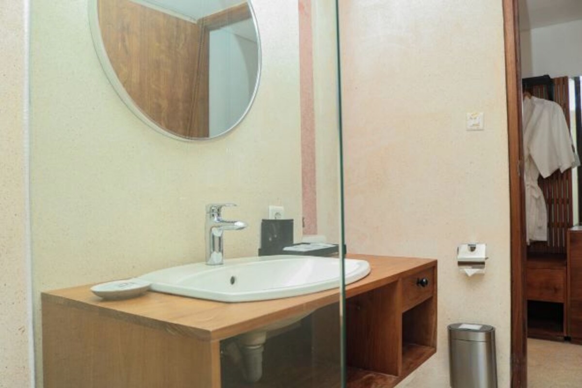 Bathroom | Hair dryer, slippers, bidet, towels