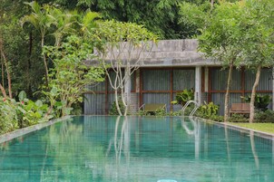 Una piscina al aire libre