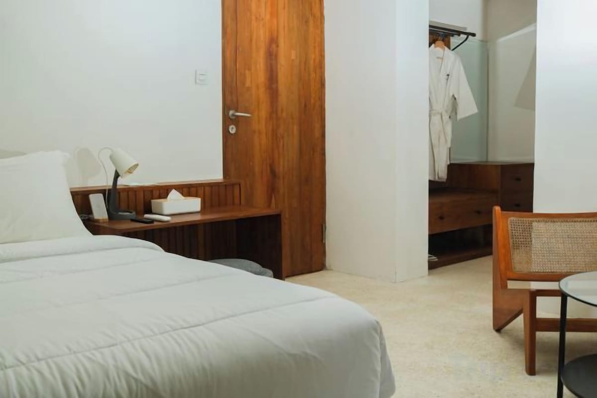 In-room safe, free WiFi, bed sheets