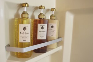 Haartrockner, Bidet, Handtücher, Seife