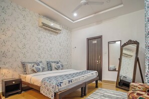 Luxury Apartment, City View | Egyptian cotton sheets, premium bedding, down comforters - Footprint Hostel Udaipur (Udaipur)