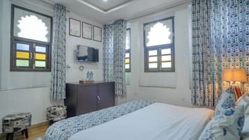 Luxury Apartment, City View | Egyptian cotton sheets, premium bedding, down duvets, memory-foam beds