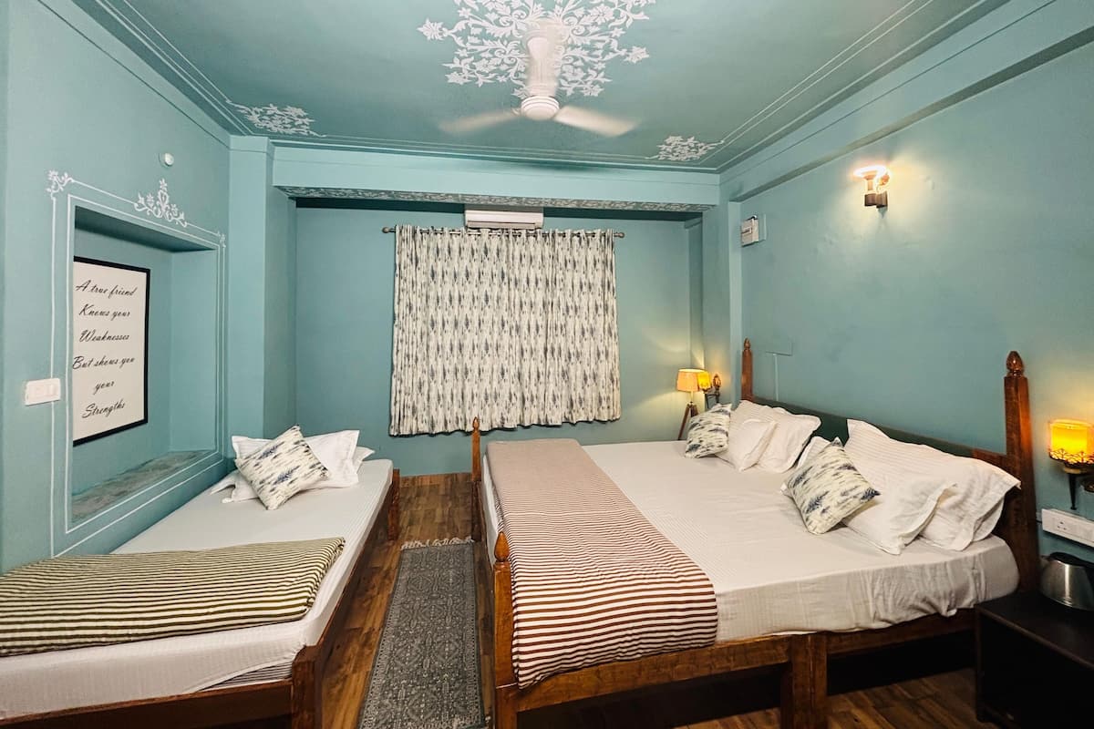 Habitación cuádruple Deluxe | Sábanas de algodón egipcio, ropa de cama de alta calidad y edredón