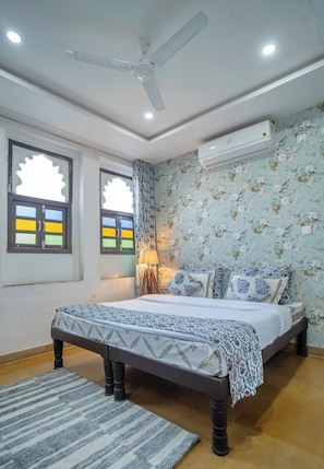 Egyptian cotton sheets, premium bedding, down comforters - Footprint Hostel Udaipur (Udaipur)