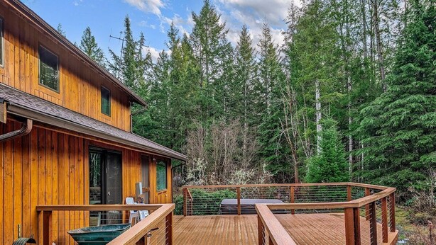 Une cabane en bois dotée d’une terrasse et d’un escalier menant à un espace abrité.