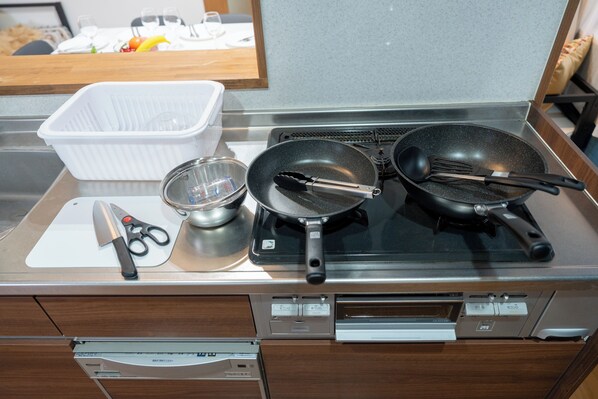 Private kitchen - 2 min. walk to Seibu Shinjuku Station/6 min. walk to Shin-Okubo Station/center of the capital city/stays up to 16 people! /BBQ Grill on the 2nd floor of the house with rooftop (新宿区)