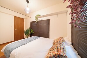 4 bedrooms, WiFi, bed sheets - 2 min. walk to Seibu Shinjuku Station/6 min. walk to Shin-Okubo Station/center of the capital city/stays up to 16 people! /BBQ Grill on the 2nd floor of the house with rooftop (新宿区)
