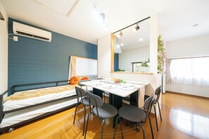 Dining - 2 min. walk to Seibu Shinjuku Station/6 min. walk to Shin-Okubo Station/center of the capital city/stays up to 16 people! /BBQ Grill on the 2nd floor of the house with rooftop (新宿区)