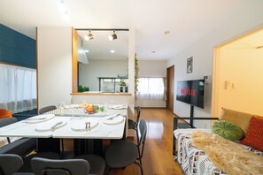Dining - 2 min. walk to Seibu Shinjuku Station/6 min. walk to Shin-Okubo Station/center of the capital city/stays up to 16 people! /BBQ Grill on the 2nd floor of the house with rooftop (新宿区)