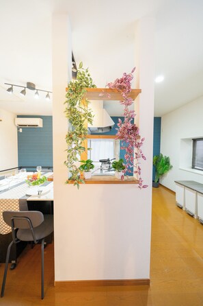 Dining - 2 min. walk to Seibu Shinjuku Station/6 min. walk to Shin-Okubo Station/center of the capital city/stays up to 16 people! /BBQ Grill on the 2nd floor of the house with rooftop (新宿区)