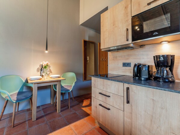 Réfrigérateur, four à micro-ondes, surface de cuisson, cafetière-théière