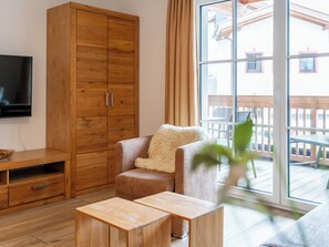 TV - Feng Shui apartment with a lovely balcony (Piesendorf)