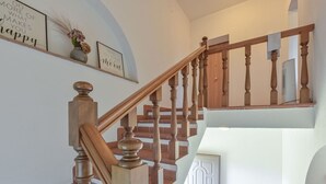 Un escalier en bois avec une porte blanche en haut.