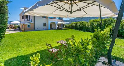 Cosy apartment for 5 people with WIFI, A/C, TV, patio and parking