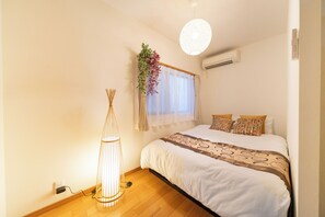 1 bedroom, WiFi, bed sheets - 2 min walk from Seibu Shinjuku Station / 6 min walk from Shin-Okubo Station / 1 eatery in Tokyo / Accommodates 4 people (新宿区)