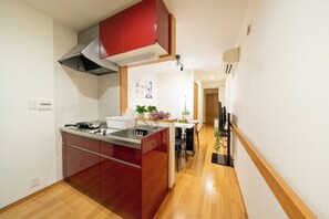 Private kitchen - 2 min walk from Seibu Shinjuku Station / 6 min walk from Shin-Okubo Station / 1 eatery in Tokyo / Accommodates 4 people (新宿区)