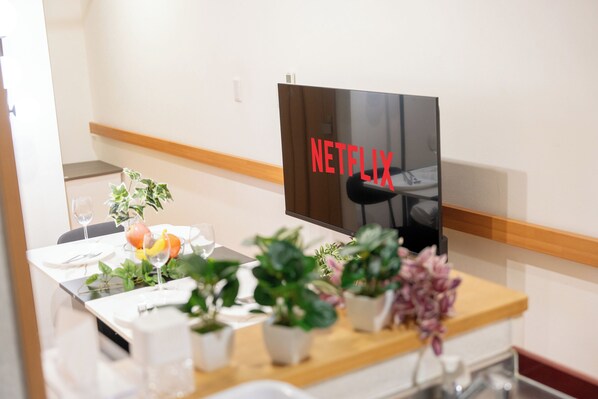 Dining - 2 min walk from Seibu Shinjuku Station / 6 min walk from Shin-Okubo Station / 1 eatery in Tokyo / Accommodates 4 people (新宿区)