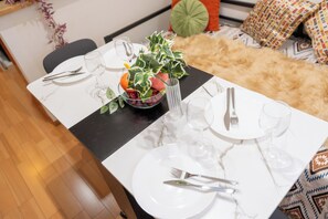 Dining - 2 min walk from Seibu Shinjuku Station / 6 min walk from Shin-Okubo Station / 1 eatery in Tokyo / Accommodates 4 people (新宿区)