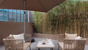 Chambre Double Deluxe, vue cour intérieure | Terrasse/Patio