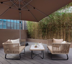 Phòng đôi Deluxe, quang cảnh sân vườn | Hiên