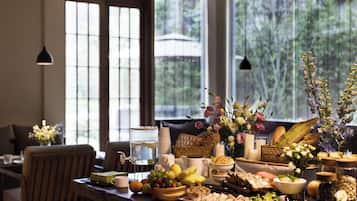 Daily local cuisine breakfast (CNY 40 per person)