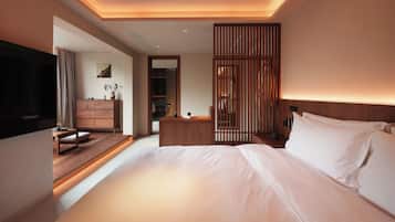 Suite Supérieure, vue ville | Coin séjour | Télévision LCD de 65 pouces avec chaßnes par cùble, jouets, livres