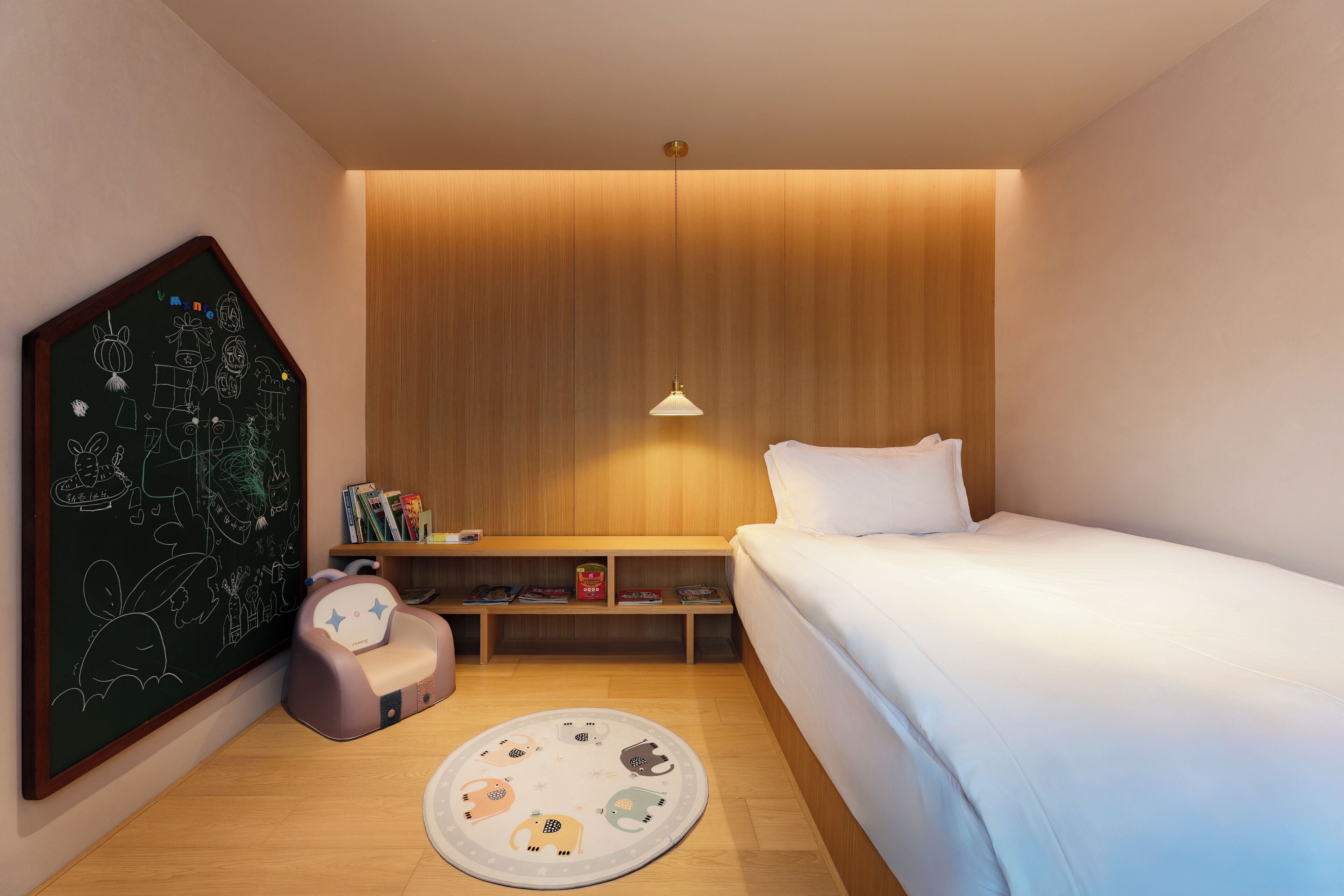 家庭三人房, 城市景观 | 埃及棉床单、高档床上用品、羽绒被、记忆海绵床垫