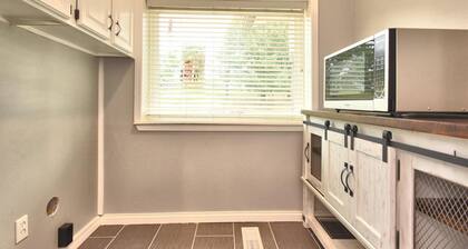 CHARMING CHERRY ST PRIVATE VILLA -SKYLINE VIEW--SHOP- DINE- ROUTE 66-SWAN LAKE !