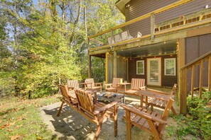 Outdoor dining - Renovated Smokies Cabin w/ Mtn-View Deck & Hot Tub (Gatlinburg)