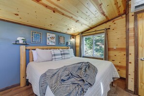 3 bedrooms, desk, iron/ironing board, WiFi - Renovated Smokies Cabin w/ Mtn-View Deck & Hot Tub (Gatlinburg)