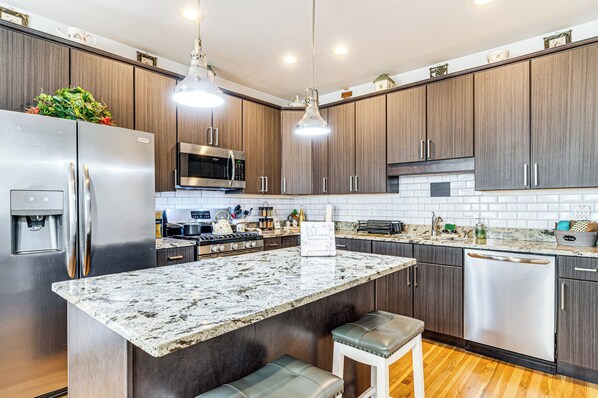 Fridge, microwave, stovetop, dishwasher