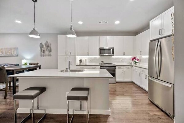 Refrigerador, microondas, horno, placa de cocina