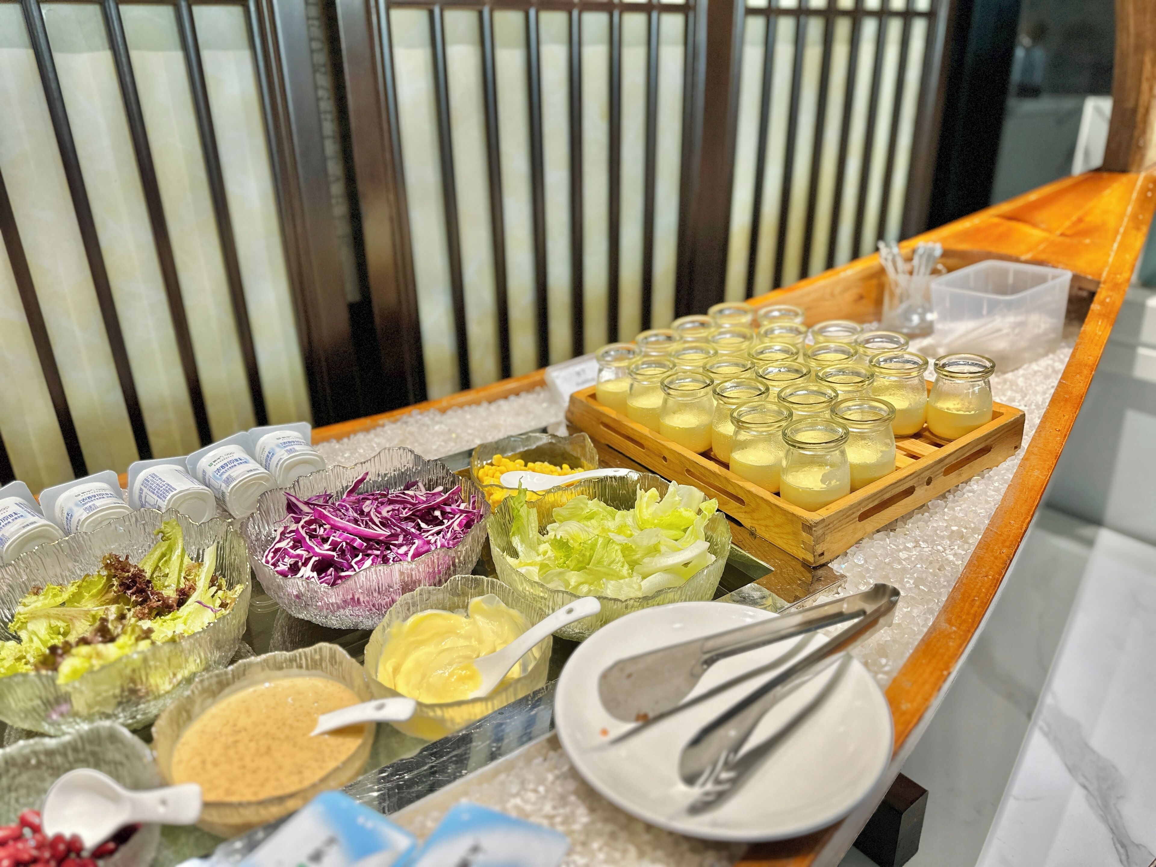 Un bufé con diversos alimentos y salsas.