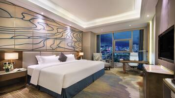 خزنة داخل الغرفة ومكتب ومساحة عمل للكمبيوتر المحمول وستائر تعتيم