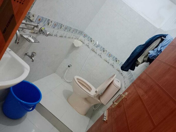 Honeymoon Double Room, City View | Bathroom | Free toiletries, towels, soap, shampoo - Dhaka Palace Sylhet (Sylhet)