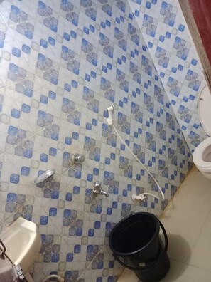 Quarto casal, vista para a cidade | Banheiro | Produtos de toalete grátis, toalhas de banho, sabonete, shampoo