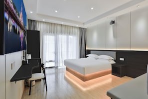 2 bedrooms, desk, laptop workspace, free WiFi