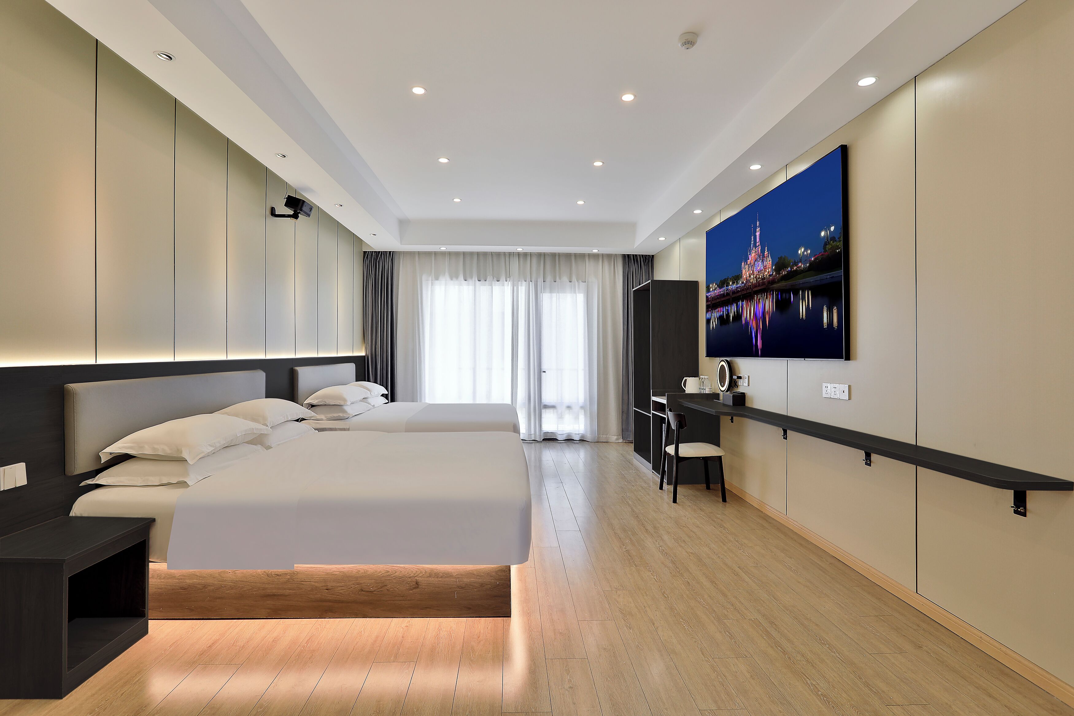 Family Quadruple Room | Desk, laptop workspace, free WiFi