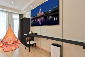 Signature Quadruple Room | Desk, laptop workspace, free WiFi - Yinshu Lunas Vila Courtyard Garden Resort Hotel (Shanghai International Tourism Resort Branch) (Shanghai)